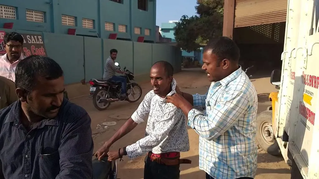 Cell phone thief catched by people